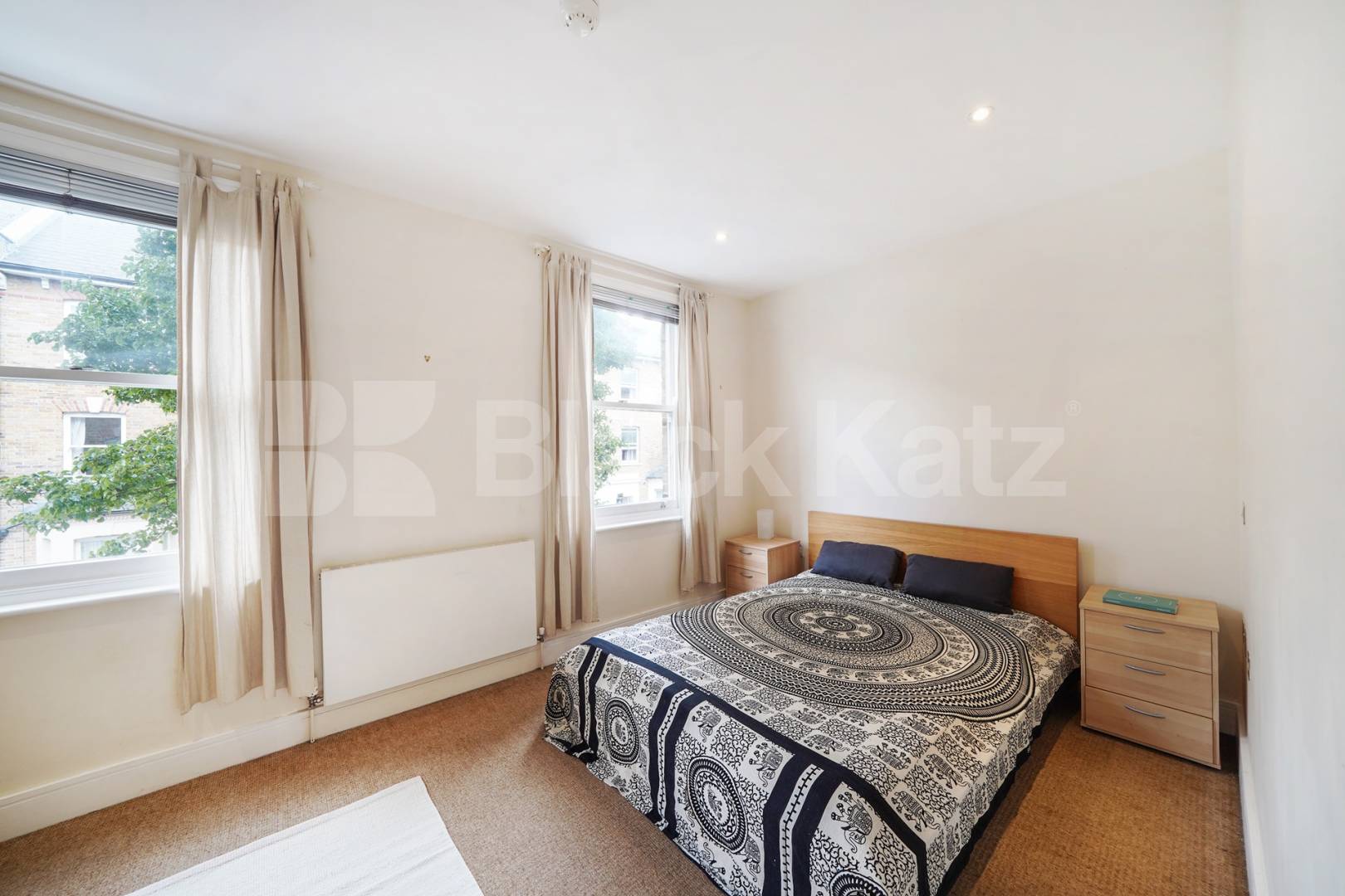 Boasting over 1350 Sq.Ft. of living and entertaining space Marcia Road, London Bridge